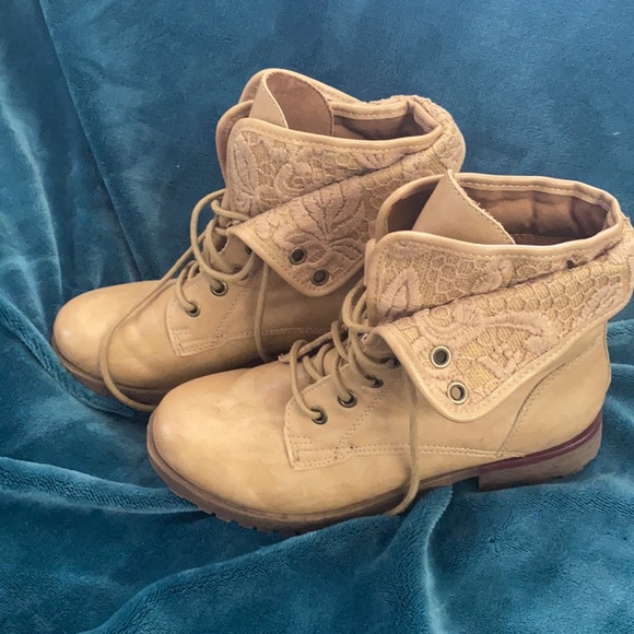 The Cutest Nine West Boots - Picture 2 of 7